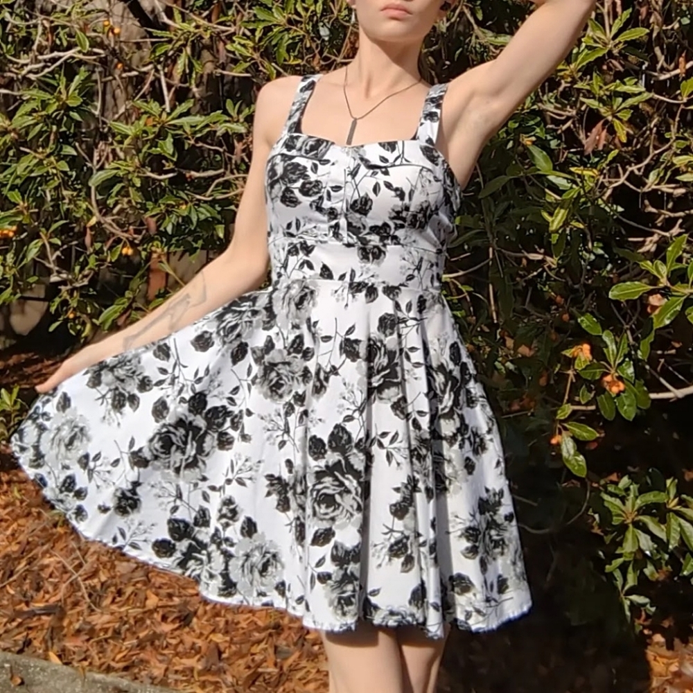 COPY - 💌 Lxia brand chic black and white floral pinup dress
